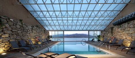 室内游泳池,16:30 至 20:30 开放,日光浴躺椅