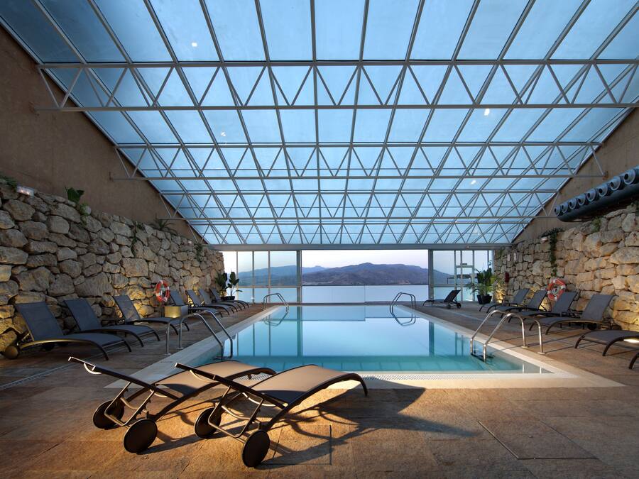 Innenpool, geöffnet von 16:30 Uhr bis 20:30 Uhr, LiegestĂŒhle