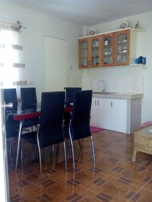 Beach Studio (Ground Floor) | Repas dans la chambre