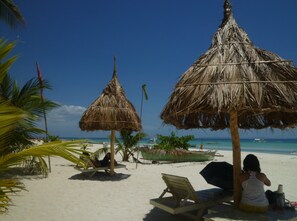 在海滩、白沙、沙滩椅