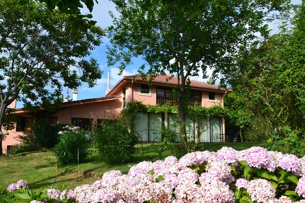 تفاصيل الفندق من الخارج