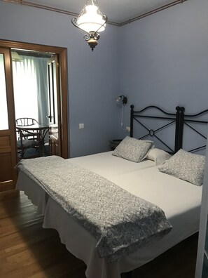 Desk, free cribs/infant beds, free WiFi - Hotel Rural La Balconada (Oviedo)