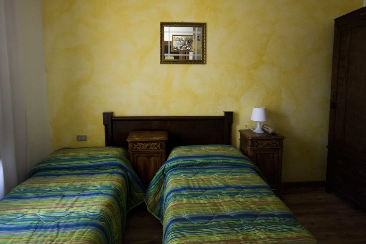 Quarto casal econômico, banheiro compartilhado | Lençóis italianos Frette, individualmente decorados, escrivaninha