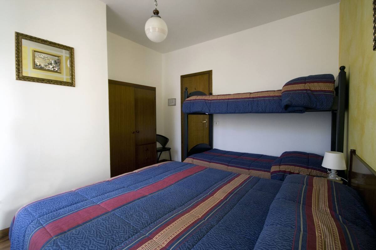 Quarto família | Lençóis italianos Frette, individualmente decorados, escrivaninha