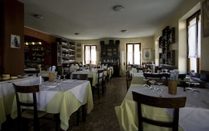 Café da manhã, almoço e jantar; culinária local