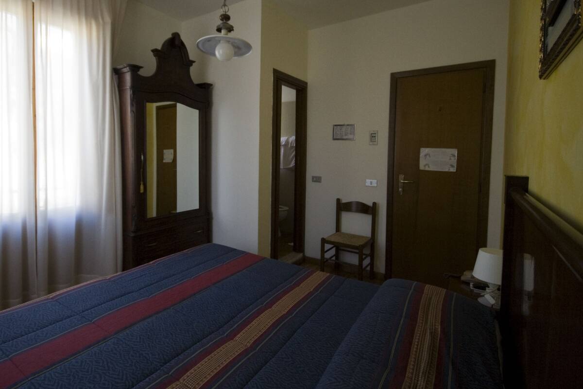 Lençóis italianos Frette, individualmente decorados, escrivaninha