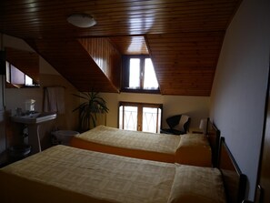 Lençóis italianos Frette, individualmente decorados, escrivaninha
