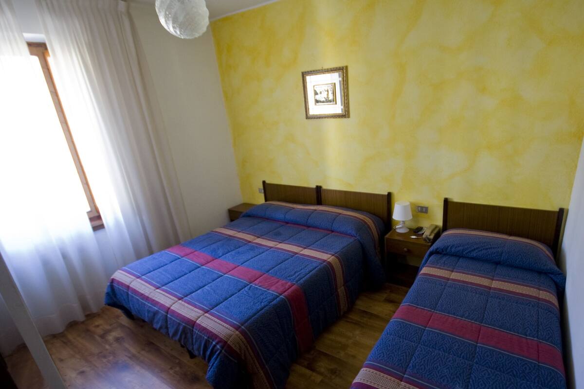 Quarto triplo | Lençóis italianos Frette, individualmente decorados, escrivaninha