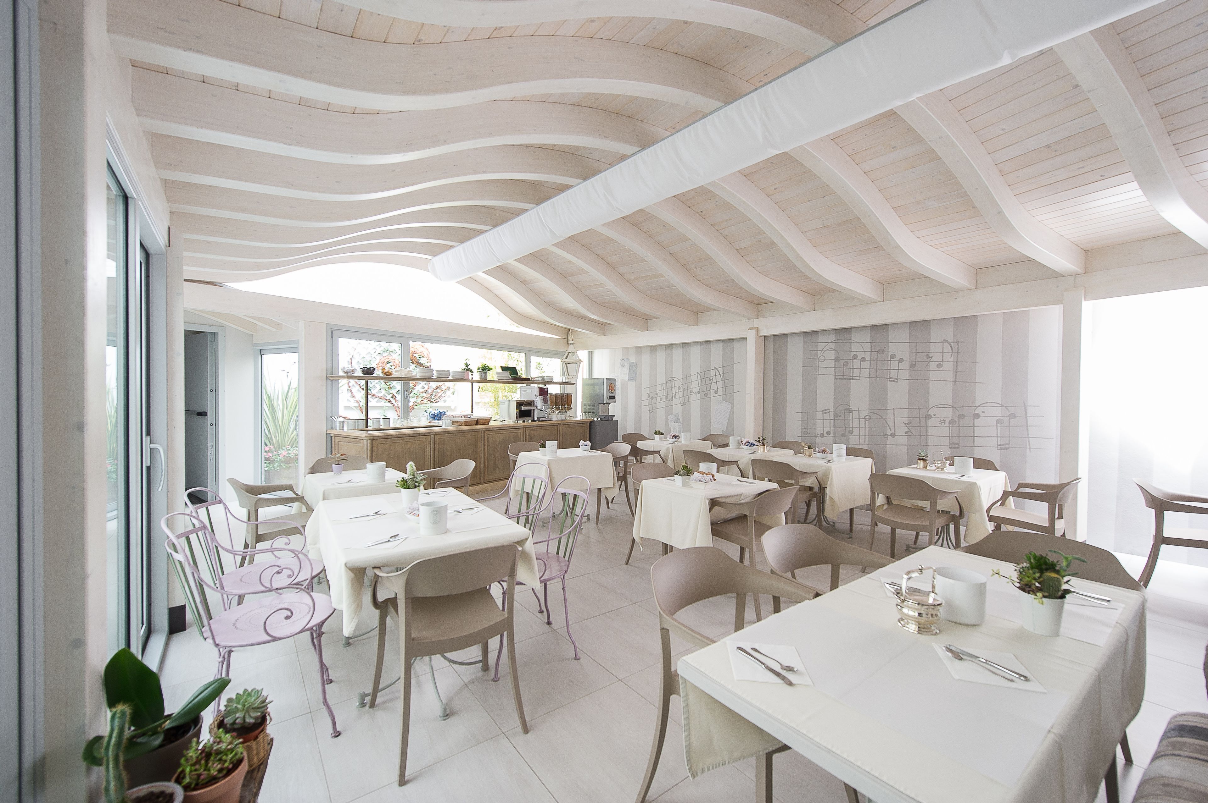 อาหารเช้าแบบคอนติเนนทัลทุกวัน (EUR 15 ต่อคน)