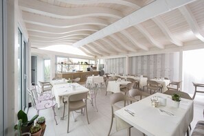 Petit déjeuner continental (15 EUR par personne)