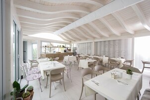 Daily continental breakfast (EUR 15 per person)