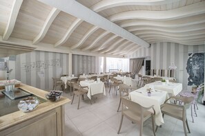 Desayuno continental (EUR 15 por persona)