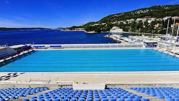 Kolam renang outdoor