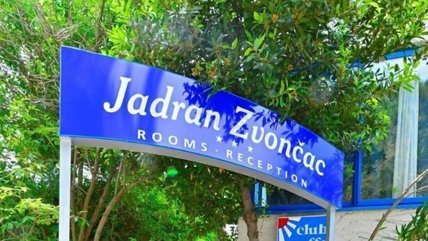 A reception area with a sign for 'Jadran Zvonjac' and a 'Caffe Jadran' sign. - Jadran-Zvončac Accommodations - Hostel (Split)