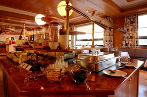 Ein reichhaltiges Buffet mit verschiedenen Speisen und Geschirr.