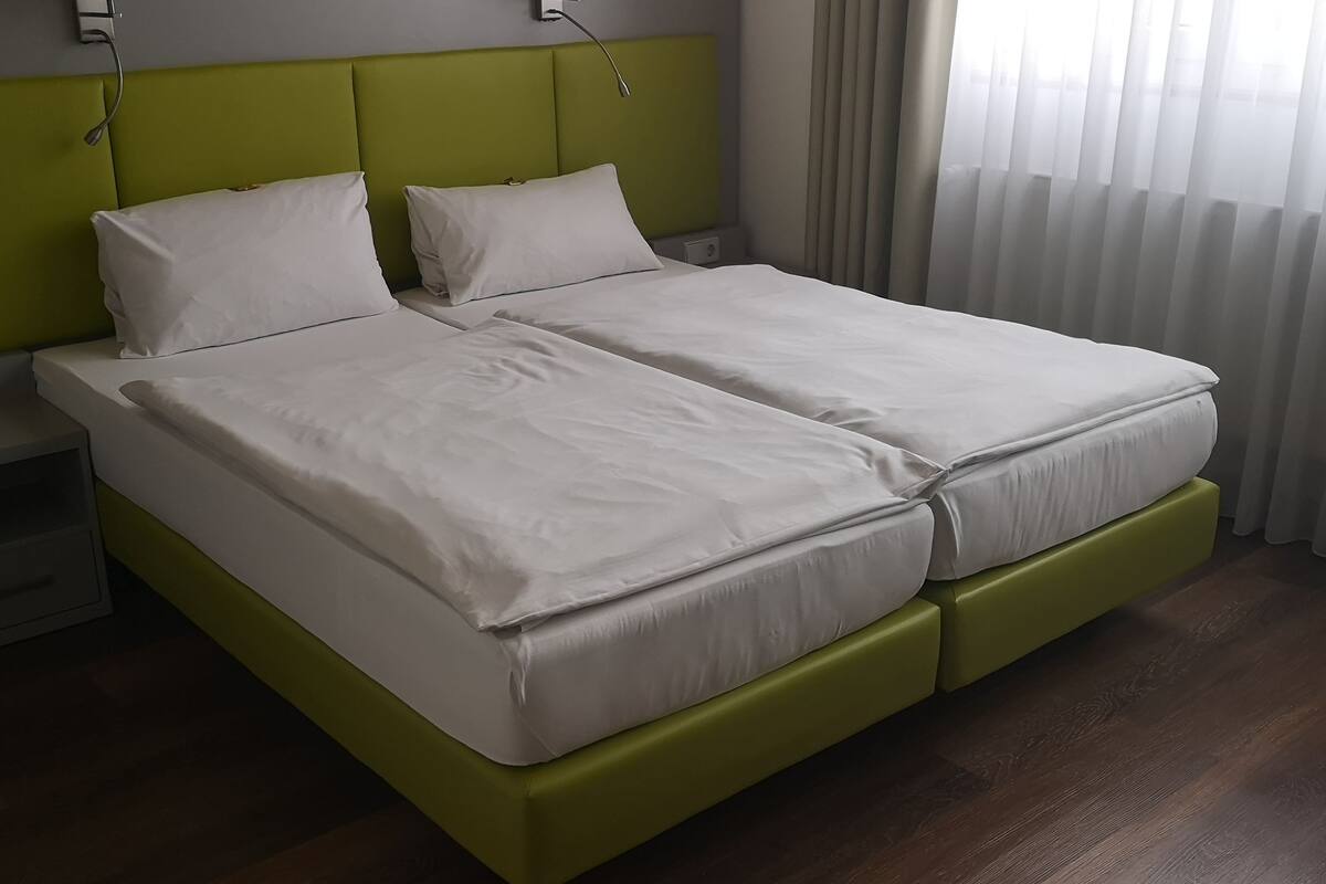 Basic Double Room | Hypo-allergenic bedding available, minibar, in-room safe, desk