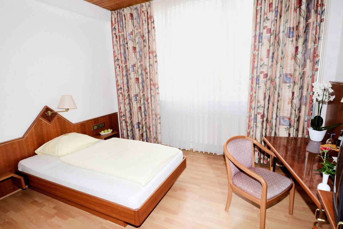 Standard Single Room | Hypo-allergenic bedding available, minibar, in-room safe, desk