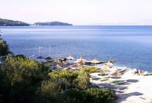 Une plage avec des parasols et une vue dégagée sur la mer.