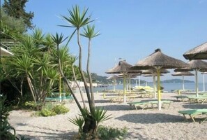 Private beach, sun loungers, beach umbrellas, beach bar - Faliraki Apartments (Corfu)
