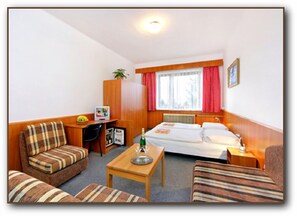 Roba de llit hipoal·lergògena, minibar i caixa forta a l'habitació