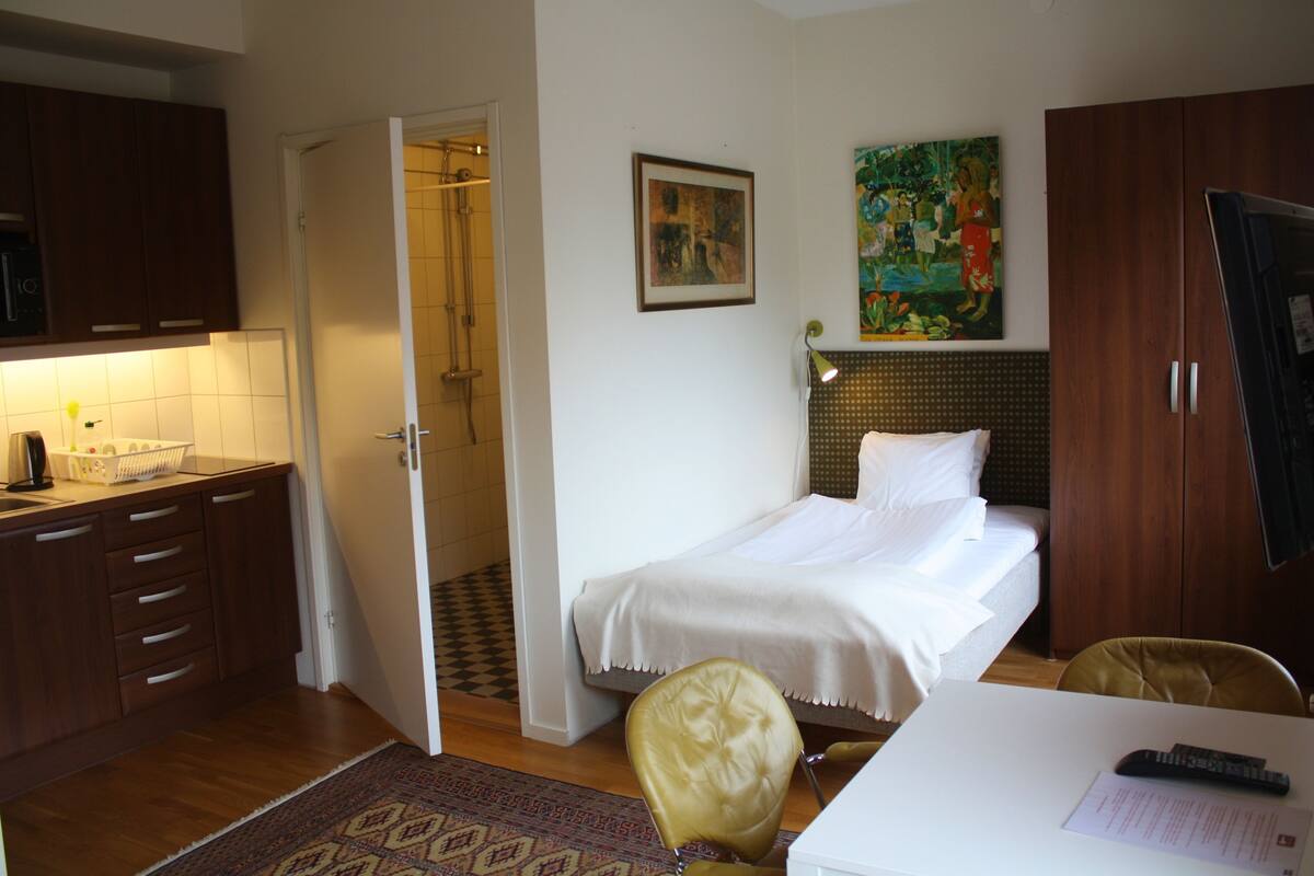 Deluxe Single Room (120 cm bed) | Tilam berlapik, dihias secara berasingan