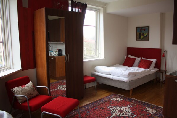 Double Room (Small. 140 cm bed) | Tilam berlapik, dihias secara berasingan