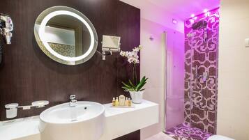 Dusche, umweltfreundliche Kosmetikartikel, Haartrockner, BademÀntel