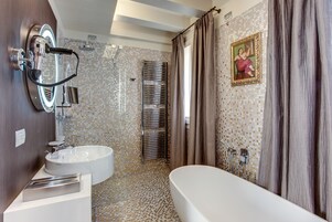 Camera Superior con letto matrimoniale o 2 letti singoli | Bagno | Doccia, articoli per l'igiene personale ecosostenibili, asciugacapelli