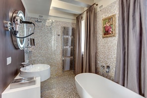 高级双人房或双床房 | 浴室 | 淋浴设施、环保洗浴用品、吹风机、浴袍