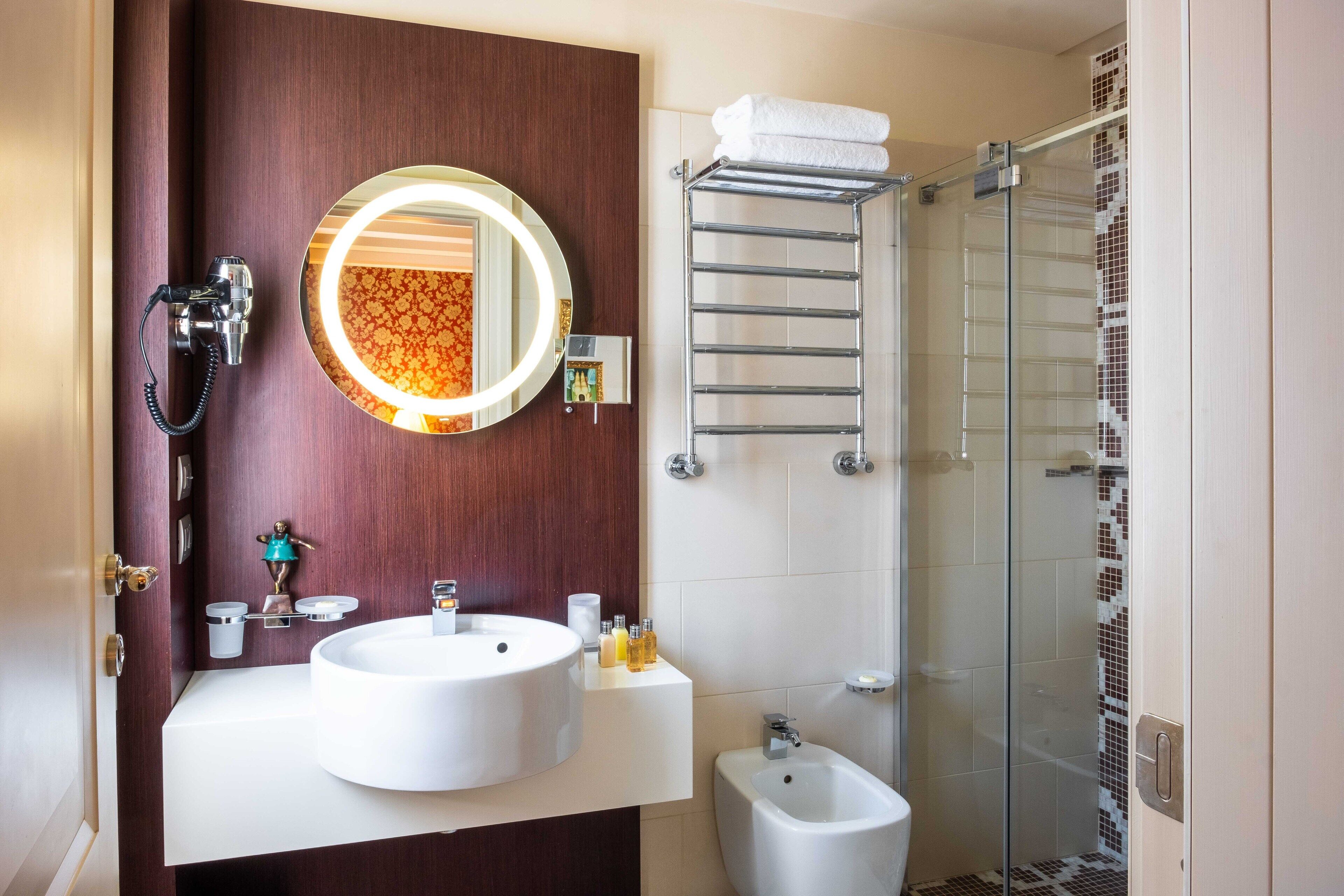 classic double or twin room, canal view | bathroom | shower, eco-friendly toiletries, hair dryer, bathrobes