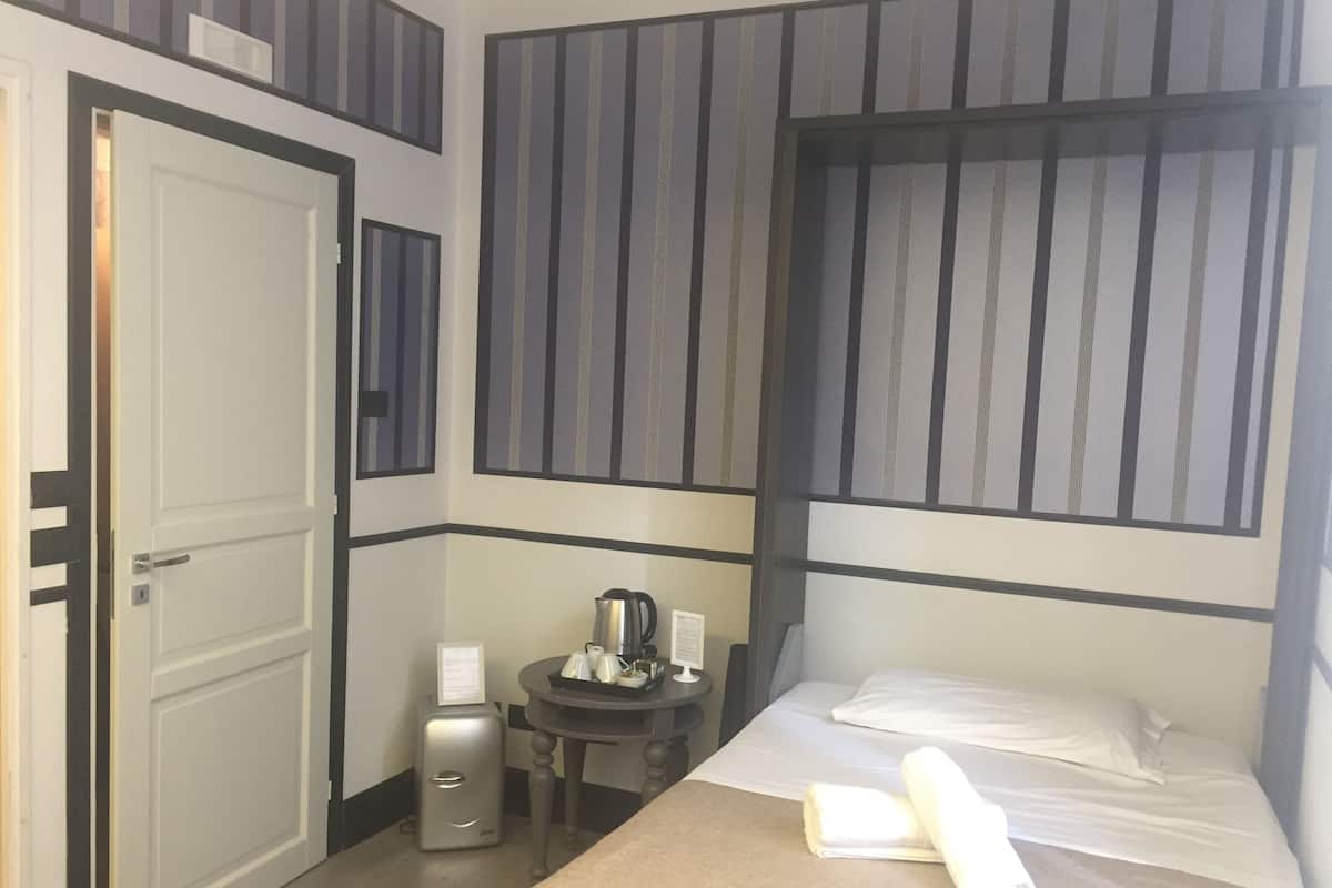 Triple Room | Minibar, in-room safe, desk, blackout drapes