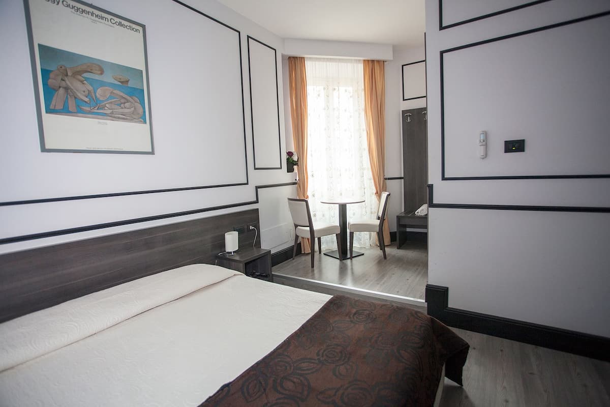 Double Room Single Use | Minibar, in-room safe, desk, blackout drapes