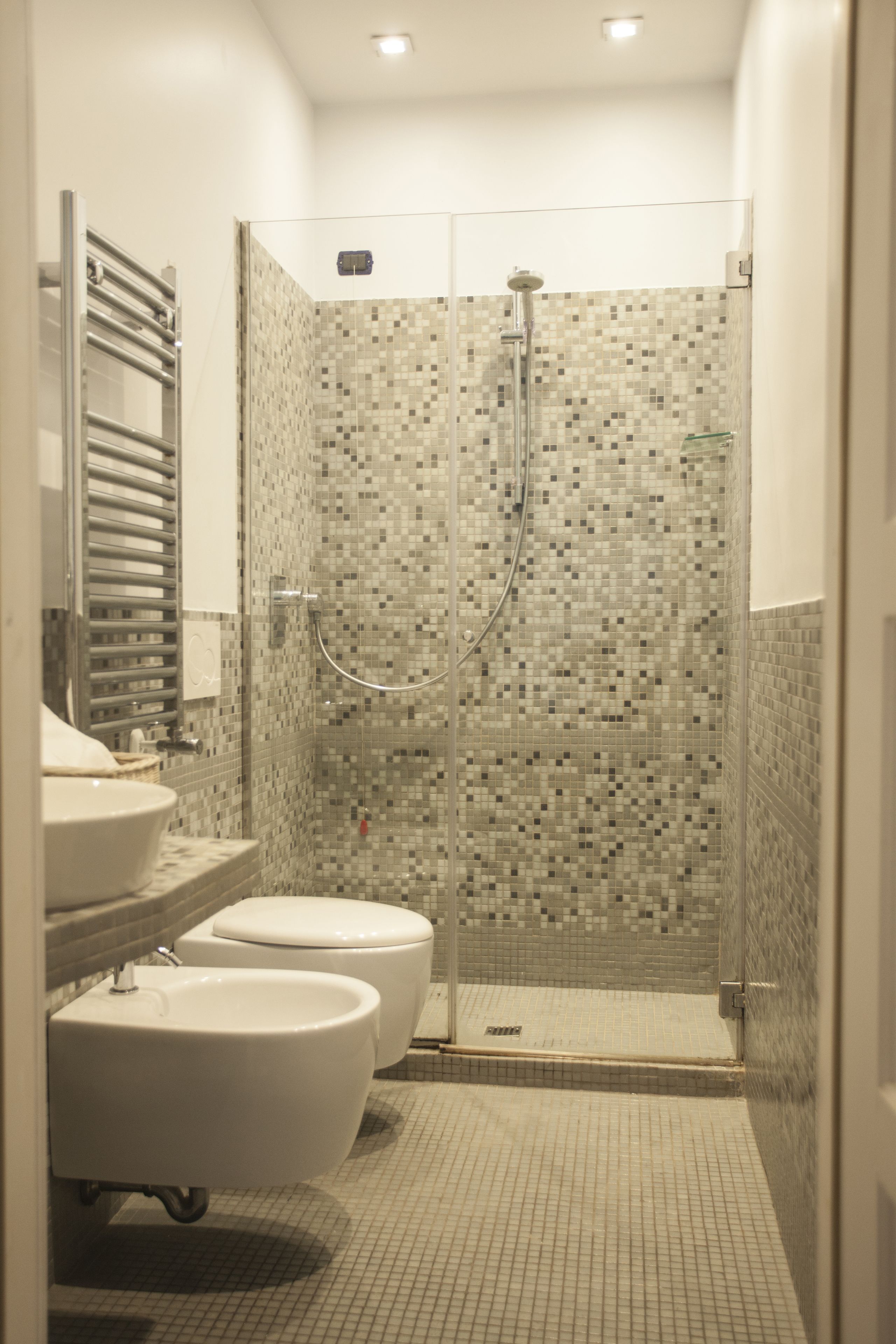 Doppelzimmer zur Einzelnutzung | Badezimmer | Dusche, Regendusche, kostenlose Toilettenartikel, Haartrockner