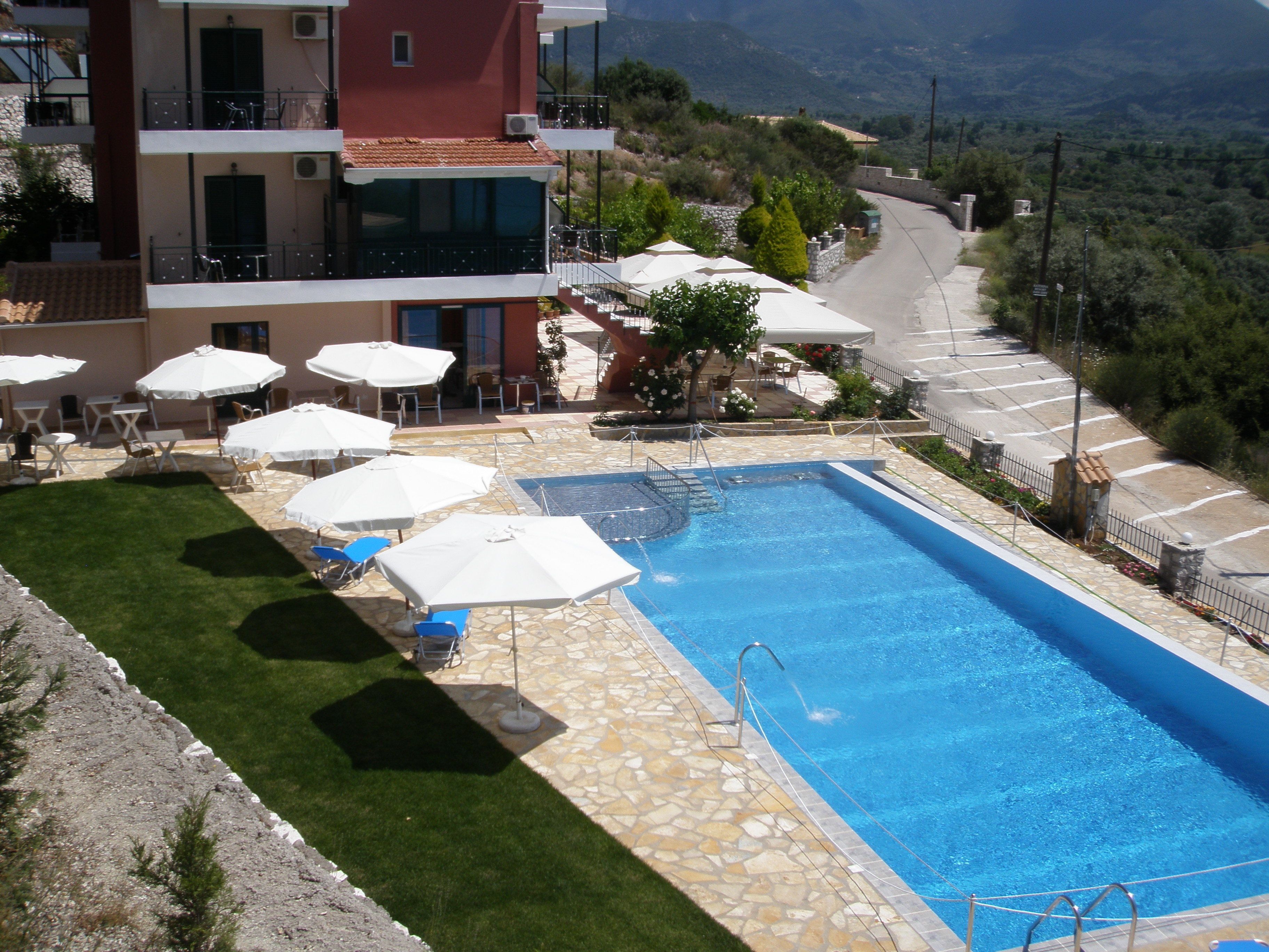 Piscina all'aperto, lettini