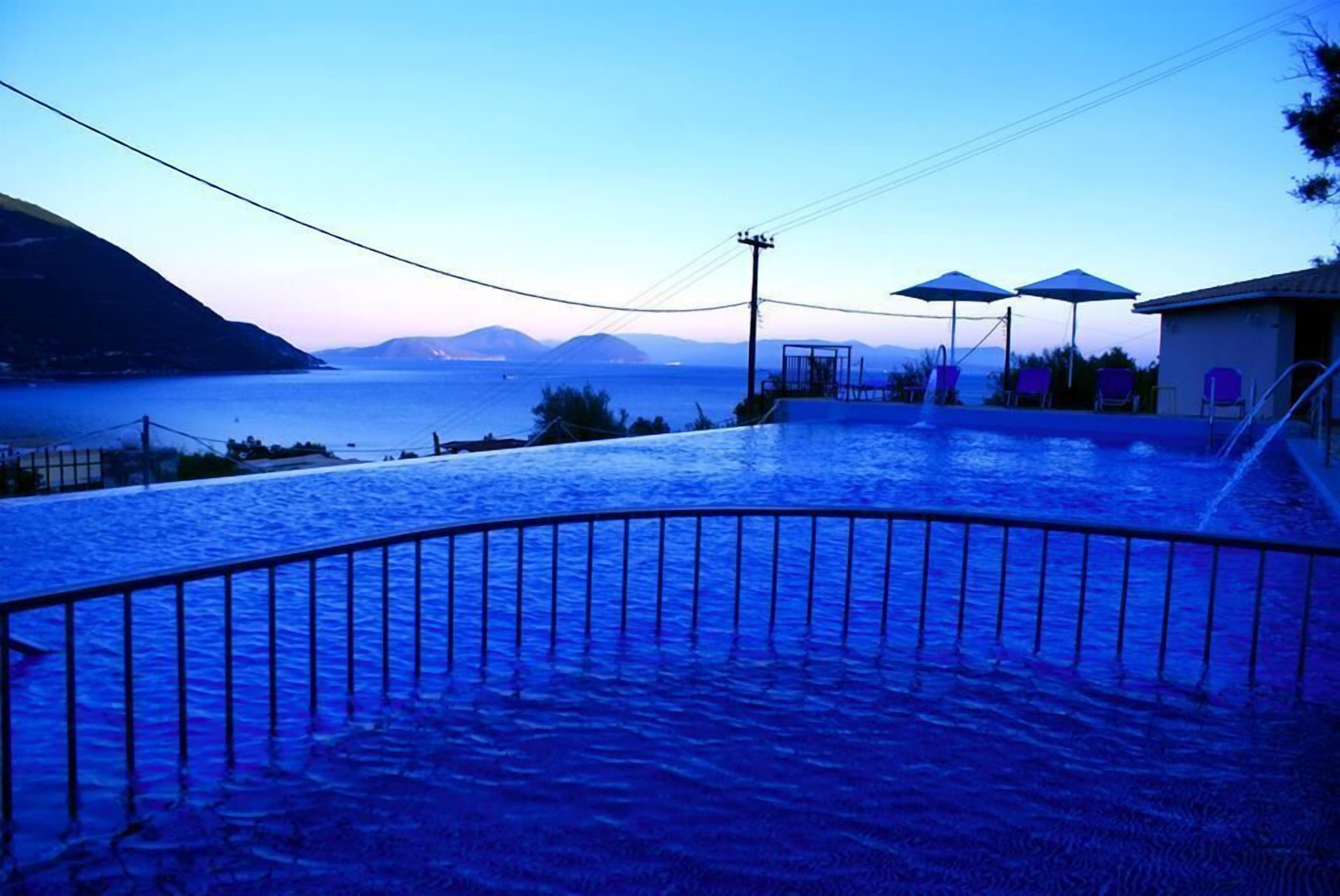 حمّام سباحة خارجي، مقاعد للتشمس