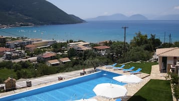 Piscina all'aperto, lettini