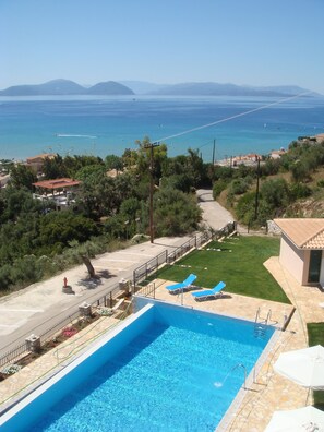 Utendørsbasseng og solsenger