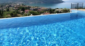 حمّام سباحة خارجي، مقاعد للتشمس