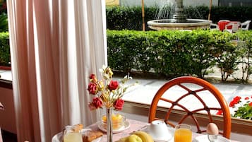 Free daily buffet breakfast