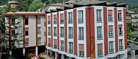 A hotel with a courtyard featuring outdoor seating and a fountain.