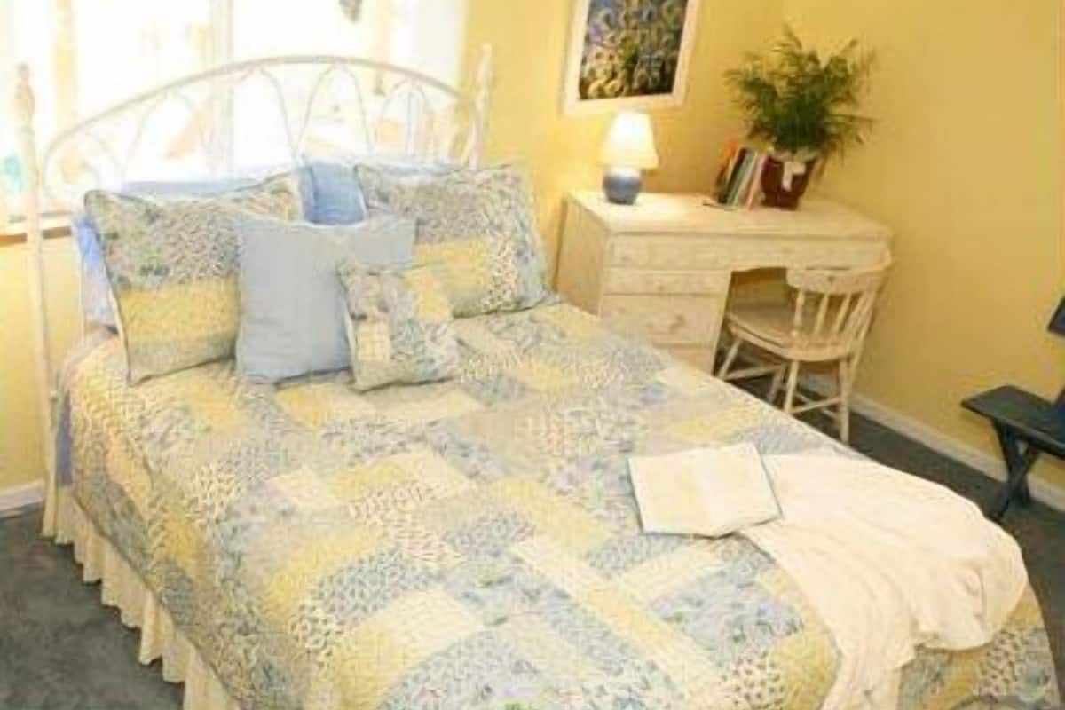 Saffron Suite | Individually decorated, individually furnished, free cribs/infant beds