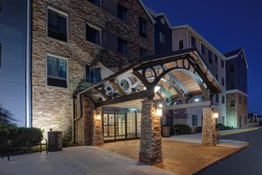 Exterior - Staybridge Suites Lincoln Northeast by IHG (Lincoln)