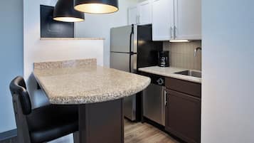 套房, 1 间卧室, 厨房 | 高档床上用品、客房内保险箱、办公桌、笔记本电脑工作区