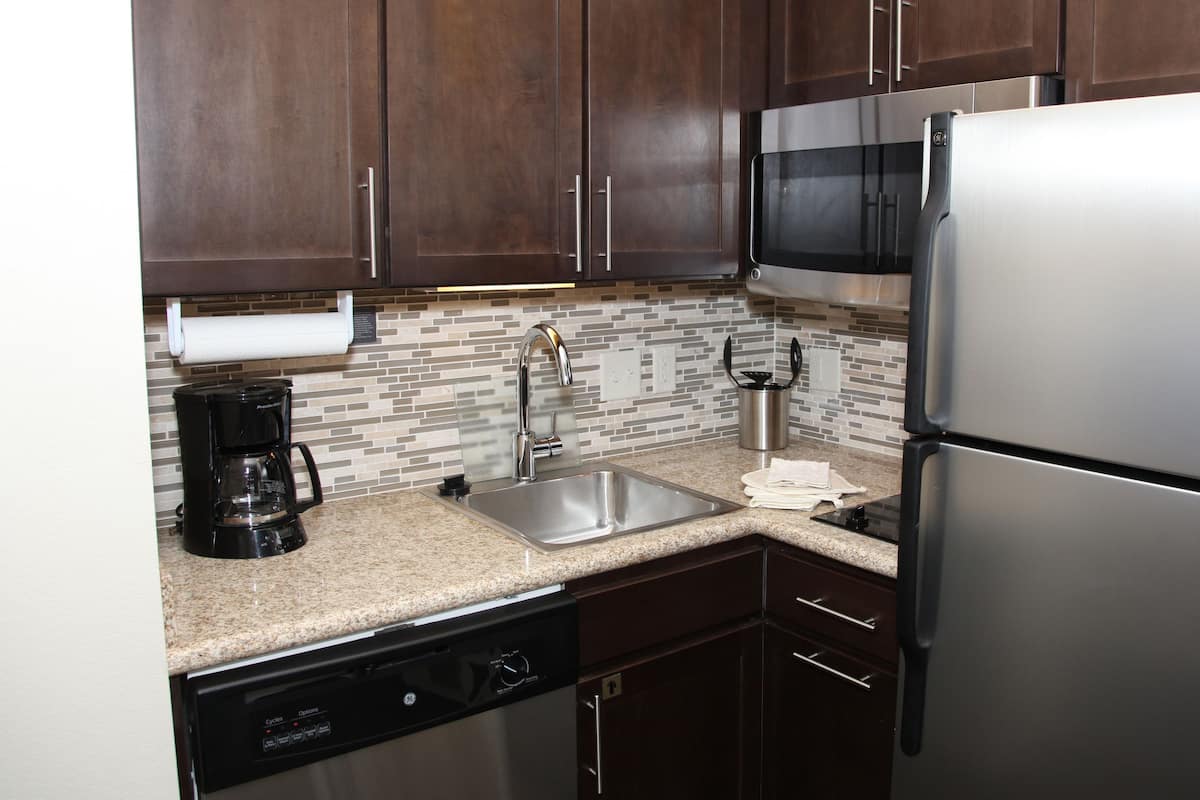 Full-size fridge, microwave, dishwasher, coffee/tea maker