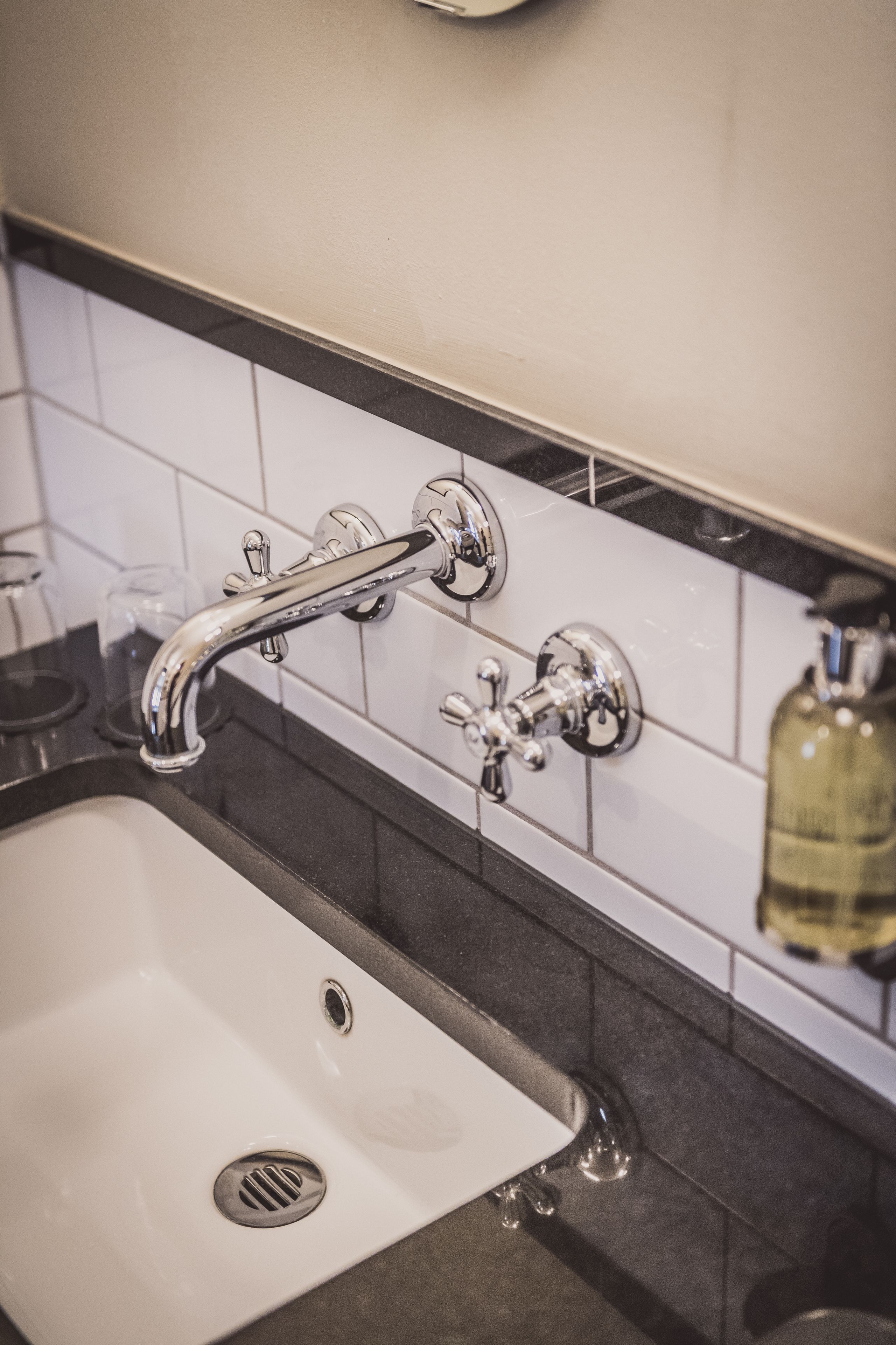 shower, hydromassage showerhead, free toiletries, hair dryer