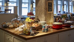 Een ontbijtbuffet met diverse gerechten en toevoegingen.