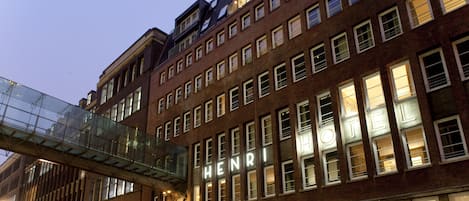 Voorkant accommodatie - avond/nacht