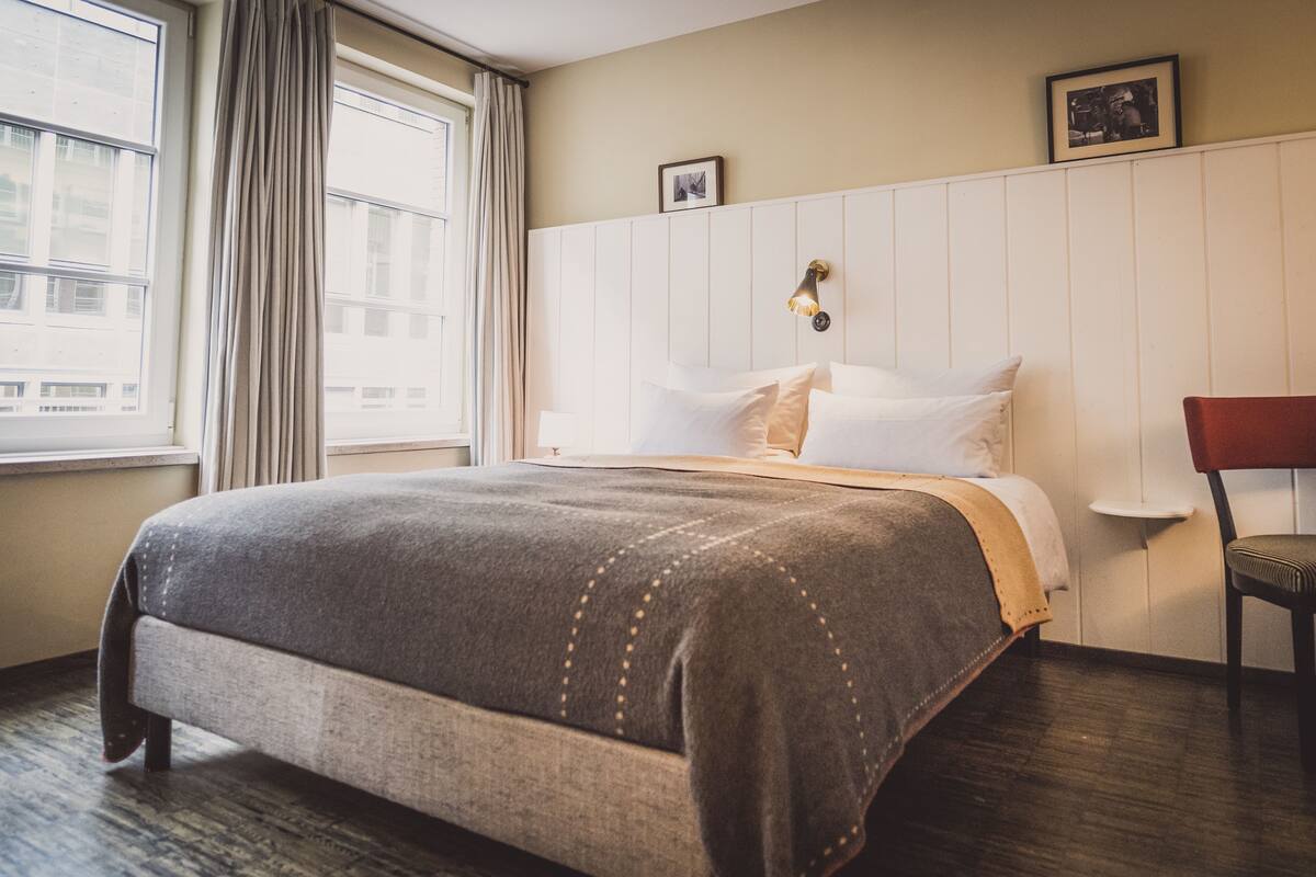 Standaard kamer | Luxe beddengoed, een kluis op de kamer, een bureau