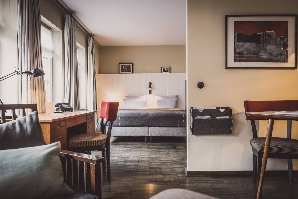 Suite | Luxe beddengoed, een kluis op de kamer, een bureau