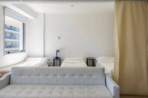 Apartamento clássico | Roupas de cama premium, edredons de pluma, cofres nos quartos